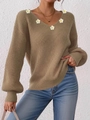 Détail du pull en tricot à col en V avec des fleurs de marguerite 3D en crochet blanc - S / Camel