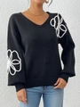 Détail de la broderie fleurie blanche sur un pull en tricot noir à col en V pour femmes - S / Noir