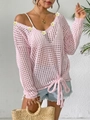 Gros plan sur un haut en maille rose avec des appliques de marguerites et un ourlet noué - Taille unique / Rose