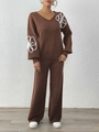 Detail der weißen Gänseblümchen-Stickerei auf dunkelbraunem V-Ausschnitt-Strickset für Damen - S / Kaffeebraunes Set