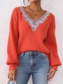 Dettaglio ricamo ali con paillettes su maglione arancione con scollo a V e pizzo - S / Arancione