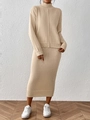 Detail van een beige gebreide set bestaande uit een coltrui en een geribbelde midi-rok - S / Abrikoos