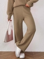 Détail d'un ensemble en tricot kaki avec texture côtelée verticale et pantalon large - S / Camel