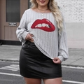 Grijze geribbelde top met rode pailletten lippen en een zwarte imitatielederen rok - 0XL / Grijs (Rode Lippen)
