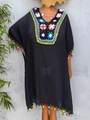 Detail der Häkelblumen am Kragen und bunte Quasten an diesem schwarzen Strandkleid - Einheitsgröße / Schwarz