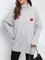Dettaglio del maglione a collo alto grigio chiaro con toppa ricamata a cuore rosso acceso - Taglia unica / Grigio
