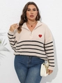 Dettaglio ricamo cuore rosso su maglione a righe con collo alto e mezza zip centrale - 0XL/L / Albicocca