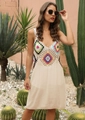 Détail du patchwork au crochet boho et du tissu tissé beige sur une robe de plage - Taille unique / Abricot