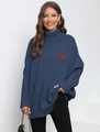 Dettaglio del ricamo a cuore rosso su un maglione blu a collo alto in maglia da donna - Taglia unica / Blu Notte