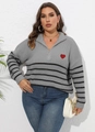 Dettaglio di un maglione a righe con mezza zip e ricamo a cuore rosso sul petto - 0XL/L / Grigio