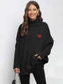 Dettaglio maglione nero a collo alto con un ricamo a cuore rosso sul petto - Taglia unica / Nero
