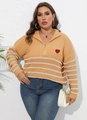 Dettaglio del maglione in maglia taglie forti arancione a righe con zip e cuore rosso - 0XL/L / Giallo