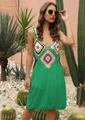 Détail du bustier au crochet vert bohème avec motifs floraux colorés sur une robe d'été - Taille unique / Vert