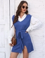 Detail van de blauwe gebreide vestjurk met zijsplit en bijpassende ceintuur over wit shirt - S / Blauw