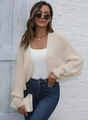 Dettaglio del cardigan beige in maglia grossa con maniche a pipistrello e vestibilità - S / Albicocca