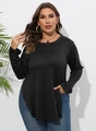 Détail d'un t-shirt noir à manches longues avec ourlet asymétrique et fente latérale - 1XL / Hauts / Noir