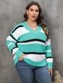 Dettaglio del maglione a maglia oversize a righe con scollo a V in verde menta e bianco - Verde lago