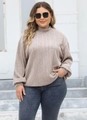 Detailweergave van de geribbelde gebreide textuur op een plus-size damestop met col - 0XL / Abrikoos