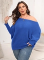 Detail eines königsblauen schulterfreien Strickpullovers mit Fledermausärmeln - 3XL / Königsblau