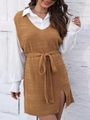 Dettaglio dell'abito in maglia color caramello con trama ondulata, spacco laterale e camicia - Taglia S / Top / Marrone