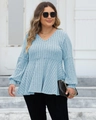 Dettaglio macro della trama a costine celeste e dell'elegante scollo a V del top curvy - 0XL / Celeste