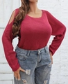 Detailaufnahme des tiefroten Schulterfrei-Strickoberteils mit feiner Rippenstruktur - 1XL / Weinrot