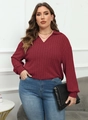 Detail eines weinroten Rippstrick-Langarm-Poloshirts mit V-Ausschnitt für Damen - 0XL / Weinrot