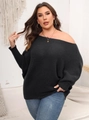 Detail der grauen Rippstrick-Textur am Oversize-Off-Shoulder-Pullover mit Fledermausärmeln - S / Schwarz