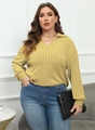 Nahaufnahme von senfgelbem Strickoberteil mit Polokragen, vertikalen Rippen und Goldkette - 0XL / Gelb