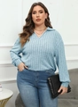Detail eines hellblauen Rippstrick-Poloshirts mit V-Ausschnitt Kapuze an einem Plus-Size-Model - 0XL / Hellblau