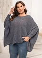 Dettaglio di maglia grigia oversize con maniche a pipistrello e scollo a V traforato - 2XL / Top / Bianco e nero