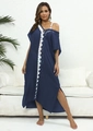 Primer plano del encaje de ganchillo blanco y escote en V profundo en un caftán azul marino - Talla única / Tops / Azul Marino