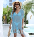Détail de la tunique de plage au crochet bleu vif avec col en V et franges longues - Taille unique / Bleu ciel