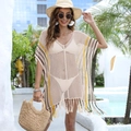 Détail d'une robe de plage au crochet avec rayures colorées et ourlet à franges en décor - Taille unique / Abricot
