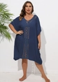 Détail de robe de plage grande taille bleue avec broderie au crochet sur le col - Bleu Marine