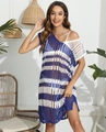 Detail der blau-weiß gestreiften Häkel-Strandtunika mit offener Stricktextur für den Urlaub - Einheitsgröße / Blau