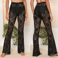 Detailansicht der floralen Spitzentextur und des ausgestellten Saums der schwarzen Hose - S / Schwarz