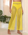 Détail du pantalon large en dentelle au crochet jaune vif avec motif floral ajouré - Jaune