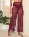 Dettaglio della trama all'uncinetto in pizzo bordeaux sui pantaloni larghi da mare - XL / Rosso Vino