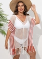 Dettaglio del copricostume bianco all'uncinetto con strisce rosse e lunghe nappe a frangia - Bianco