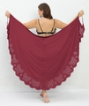 Dettaglio del sarong da spiaggia bordeaux con intricati motivi floreali tagliati al laser - L / Rosso Vino