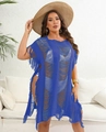 Dettaglio macro del copricostume blu scuro a maglia traforata con spacchi e lunghe frange - Taglia unica / Blu scuro