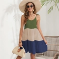Détail d'une robe d'été à empiècements colorés et jupe à volants pour les vacances à la plage - S / Haut Et Bas / Cyan