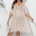 Detail des Boho-Häkel-V-Ausschnitts und der Texturpunkte auf dem beigen Strandkleid - Einheitsgröße / Aprikose