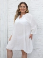 Detail eines weißen, halbtransparenten Strand-Cover-Ups mit Seitenschlitzen und Textur - Einheitsgröße / Oberteil Und Unterteil / Weiß