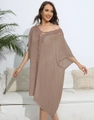 Detail der Häkelspitzen-Stickerei an einem lockeren braunen Boho-Strandkleid für Damen - Einheitsgröße / Oberteile / Braun