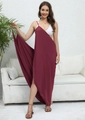Detalle de vestido de playa cruzado color vino con tela ligera y abertura lateral en modelo - Talla única / Granate