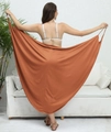 Vista detallada del vestido cruzado de satén color caramelo con caída fluida y diseño posterior - Talla única / Marrón