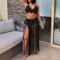 Detail des schwarzen Häkel-Bikini-Tops und des langen Fransenrocks im Boho-Beach-Stil - Einheitsgröße / Oberteil Und Unterteil / Schwarz