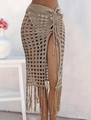 Detalle de falda de playa beige de ganchillo con cordón ajustable y flecos en la abertura - Caqui